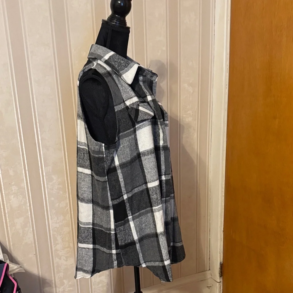 Stylish Black and Gray Plaid Sleeveless Vest - Picture 2 of 7